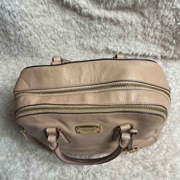 Michael Kors Womens Cindy Leather Dome Satchel (Light Cream  Michael Kors Cindy  leather nude medium satchel with gold hardwares and charm